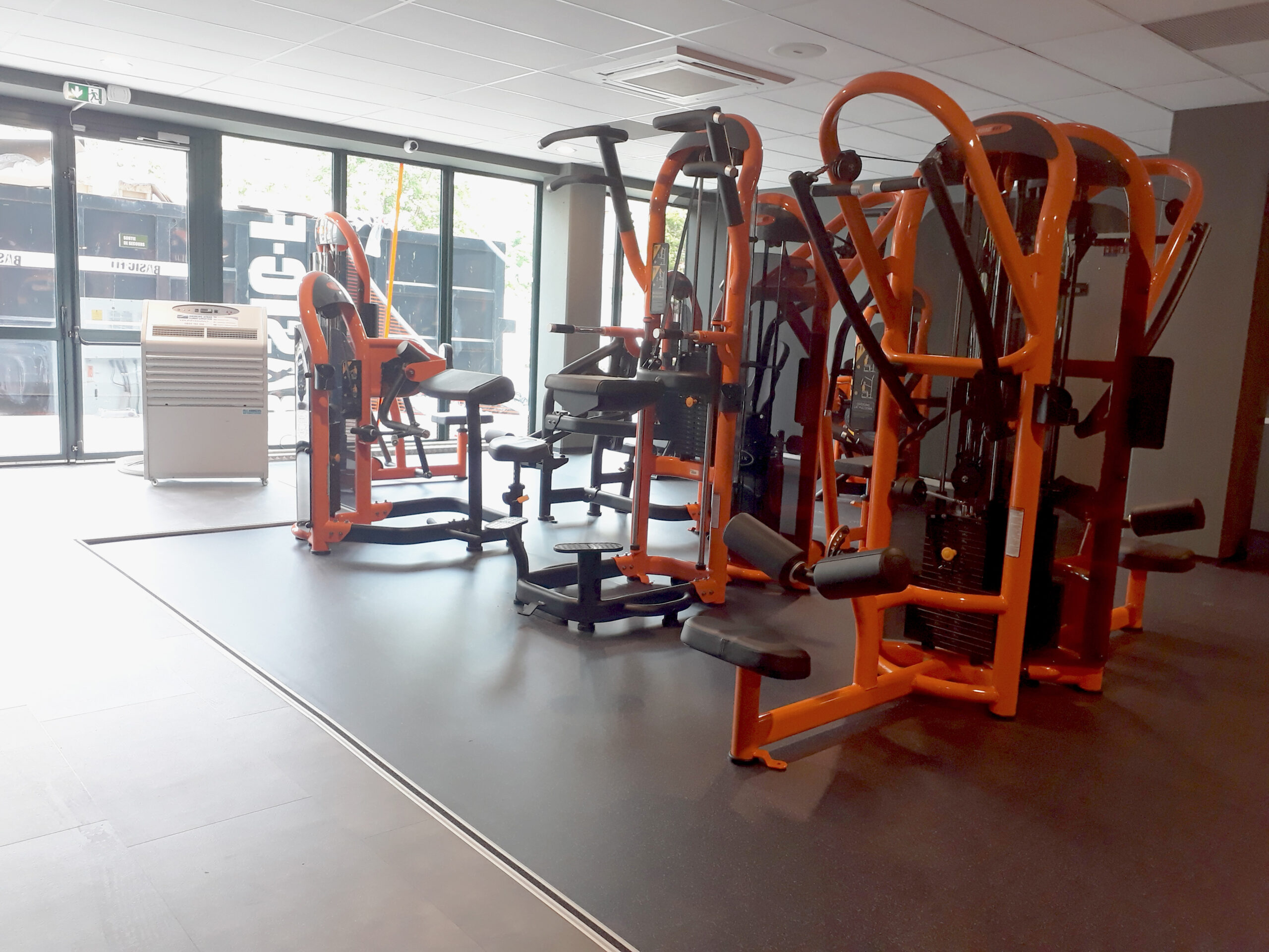 Une salle de sport peut ouvrir ses portes au public grâce à l’installation d’une climatisation temporaire