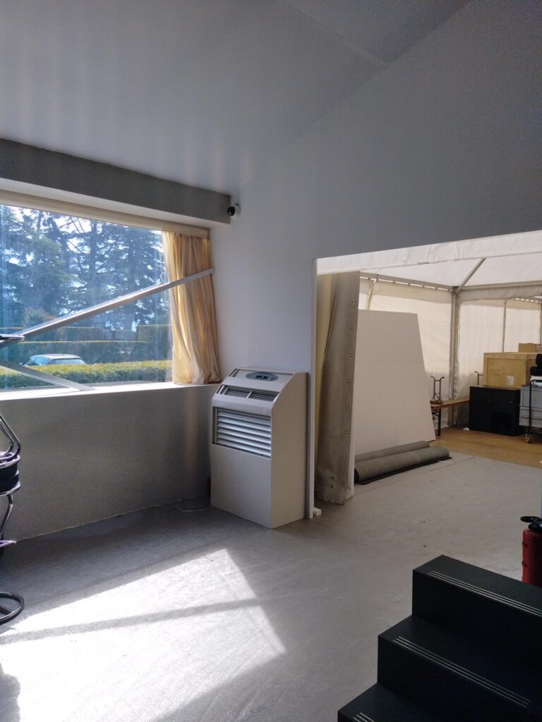 Location climatiseurs split : refroidissement d’une vente aux enchères dans un hôtel prestigieux